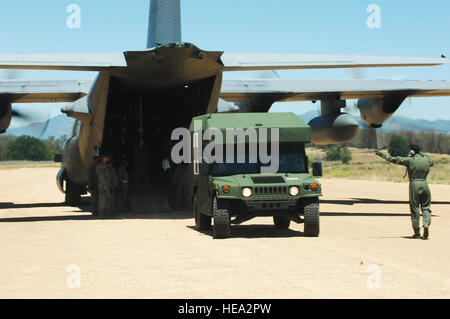 US Air Force Captain Matt Kugen, 446th Aeromedical Evakuierung-Geschwader, leitet ein Krankenwagen mit simulierten Wurf Patienten auf eine c-130 Hercules-Flugzeuge bei Schoonover Army Airfield, Fort Hunter Liggett, Kalifornien, 20. Mai 2011, zur Unterstützung der Global Medic 2011 und Krieger 91 11-01 werden. Globale Medic ist eine gemeinsame Reserve Feld Trainingsübung für Theater aeromedical Evakuierung System und Boden medizinische Komponenten entwickelt, um alle Aspekte der medizinischen Kampfunterstützung zu replizieren.  Staff Sgt Donald R. Allen Stockfoto