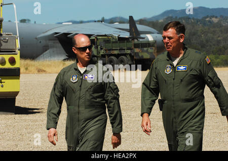 U.S. Air Force Lt. Col Paul Schultz, Commander, 209. Expeditionary Operations Group (provisorisch), links, grüßt Generalmajor Wade Farris, Director of Operations, Air Force Reserve Command, bei seiner Ankunft zu Schoonover Field, Fort Hunter Liggett, Kalifornien, 21. Mai 2011, während Global Medic 2011 und Krieger 91 11-01. Globale Medic ist eine gemeinsame Reserve Feld Trainingsübung für Theater aeromedical Evakuierung System und Boden medizinische Komponenten entwickelt, um alle Aspekte der medizinischen Kampfunterstützung zu replizieren.  Staff Sgt Donald R. Allen Stockfoto