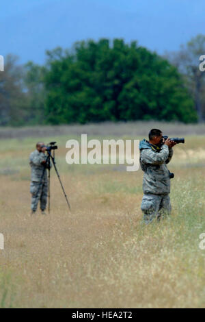 US Air Force Staff Sergeant James Jackson (links) und techn. Sgt Efern Lopez (rechts) Operationen durch erschießen noch Fotos und Videos zu Fort Hunter Liggett, Calif., 15. Mai 2011, zur Unterstützung der Global Medic 2011 zu dokumentieren. Globale Medic ist eine gemeinsame Reserve Feld Trainingsübung für Theater aeromedical Evakuierung System und Boden medizinische Komponenten entwickelt, um alle Aspekte der medizinischen Kampfunterstützung zu replizieren.  Techn. Sgt. Christopher Hibben Stockfoto