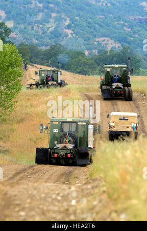 US Armee-Konvoi fahren auf einer unbefestigten Straße in taktische Ausbildung bei Fort Hunter Liggett, Calif., 16. Mai 2011, zur Unterstützung der Global Medic 2011 und Krieger 91-11-01. Globale Medic ist ein gemeinsames Feld Trainingsübung für Theater aeromedical Evakuierung System und Boden medizinische Komponenten entwickelt, um alle Aspekte der medizinischen Kampfunterstützung zu replizieren.  Techn. Sgt Chris Hibben Stockfoto