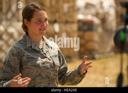 US Air Force Reservist Senior Airman Michelle Reidel, ein Luft-Transport-Mitglied vom 30. Aeroport Squadron, Air Reserve Station Niagra Fall, N.Y., wird von ihren Erfahrungen bei Übung Global Medic, Fort McCoy, Wisconsin, USA, 17. Juli 2013 interviewt. Globale Medic ist ein jährlichen Gelenk-Reserve Feld-Übung entwickelt, um alle Facetten der Bekämpfung Theater aeromedical Evakuierung Unterstützung zu replizieren.  Techn. Sgt Stephen D. Schester Stockfoto