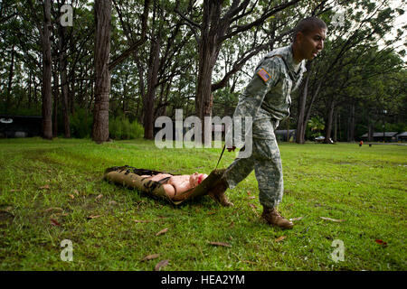 US Armee Sgt. Fernando Diaz, combat Medic zugewiesen 568th Medical Company (Boden Ambulanz), Camp Humphreys, Republik Korea, benutzt einen Sked um 200 Pfund Mannequin 150 Meter während der beste Medic Fitness Test Teil des pazifischen regionalen medizinischen Befehl beste Medic Wettbewerb 2012 29. August 2012, Schofield Barracks in Wahiawa, Hawaii ziehen.  Die PRMC Best Medic-Wettbewerb ist ein 72-Stunden körperliche und geistige Test der US-Armee Sanitäter Führung, Teamwork, Taktik, medizinisches Wissen und Krieger Aufgaben. Die Gewinner des Gewinnspiels PRMC gehen Sie zum Wettbewerb um den ArmyÕs Best Medic bei F Stockfoto