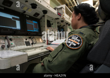 In Vorbereitung auf eine unbewaffnete Minuteman III Rakete gestartet praktiziert 1st Lt. Kimberly Erskine, Rakete bekämpfen Crew Commander von Malmstrom Air Force Base, Verfahren 19. März 2015, bei Vandenberg Air Force Base, Kalifornien, in Vorbereitung für den Start von einem unbewaffneten Interkontinentalrakete Minuteman III. Z.B. Warren und Malmstrom AFB Personal arbeitete aktiv mit dem 30. Platz-Flügel und die 576th testen Fliegerstaffel zwei Test durchführen startet in weniger als einer Woche bietet eine Wiege bis zur Bahre-Bewertung des Systems, das auf die Rakete Flügel begann und endete mehr als 6,00 Stockfoto