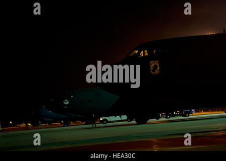 B - 52H Stratofortresses sitzen in der Masse Parkplatz während der Übung globale Thunder auf Minot Air Force Base, N.D., 26. Oktober 2014. Die Übung bietet Trainingsmöglichkeiten für US Strategic Command Einsatzgebieten, Raketenabwehr, Intelligenz, Überwachung und Aufklärung gehören; und Bekämpfung von Massenvernichtungswaffen. Senior Airman Bretagne Y. Bateman) Stockfoto