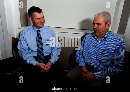 Oberstleutnant John Painter spricht mit Max Hearn bei Ralph H. Johnson Veteran Affairs Medical Center am 5. Jan, Charleston, S.C.  Maler ist seit 15 Jahren Seelsorger in der Air Force Reserve. Im September 2009 meldete er sich freiwillig in den Irak seit 5 Monaten bereitstellen. Er arbeitet auch als Seelsorger im Klinikum VA.  Ob in uniform oder nicht, er dient als eine tägliche spirituelle Minister, Bereitstellung braucht religiöse Beratung für Soldat innen vergangenen und gegenwärtigen als auch dort Familien. Hearn ist ein Marine Vietnam-Veteran, die am Klinikum VA meldet sich freiwillig. Maler ist der Flügel Kaplan an der 315th Stockfoto