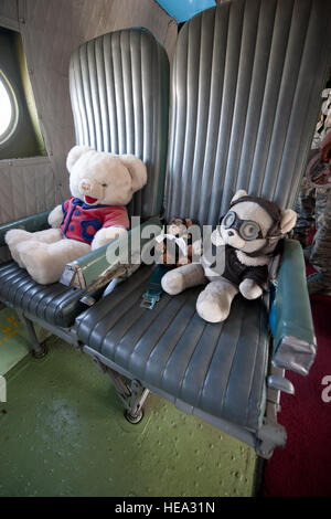 Maxwell AFB, Alabama - Maxwell Personal genießen Sie die seltene Gelegenheit, das berühmte 54 "Spirit of Freedom" Skymaster fliegende Museum während Gathering of Eagles am 8. Juni 2012 zu besichtigen. Der Geist der Freiheit ist auf dem Display als Bestandteil der 2012 Air Befehl & Personal College Gathering of Eagles. Die Rosinenbomber Berlin, Oberst Gail S. Halvorsen, ist einer der 14 Diskussionsteilnehmer gewählt von ACSC Studenten weitere Luftraum, Cyberspace und Führung Geschichte. (Melanie Rodgers Cox Stockfoto