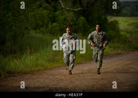 US Armee Sgt. Fernando Diaz und Armee Pfc. Joshua Yi, combat Medics Vertreter der US-Armee medizinische Abteilung Aktivität-Korea, führen Sie einen drei-Meilen-Lauf während der beste Medic Fitness Test Teil des pazifischen regionalen medizinischen Befehl beste Medic Wettbewerb 2012 29. August 2012, Schofield Barracks in Wahiawa, Hawaii.  Die PRMC Best Medic-Wettbewerb ist ein 72-Stunden körperliche und geistige Test der US-Armee Sanitäter Führung, Teamwork, Taktik, medizinisches Wissen und Krieger Aufgaben. Die Gewinner des Gewinnspiels PRMC fortfahren, für den ArmyÕs beste Medic in Fort Sam Houston in San Antonio zu konkurrieren, Stockfoto