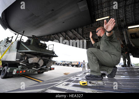 US Air Force Tech Sgt. Dave Kimberly, eine Loadmaster mit 437th Airlift Wing, Marschälle ein Navy riverine Befehl Boot (RCB) und Anhänger in einer c-17 Globemaster III Flugzeug auf Charleston Air Force Base, S.C., 26. August 2009. Riverine Gruppe 1 testet die RCB für den Einsatz als primäre Boot während Kampf- und Patrouille Missionen sowie ein combat Informationscenter, die in einer Ambulanz-Boot konfiguriert werden können.  James M. Bowman, US Airforce Stockfoto