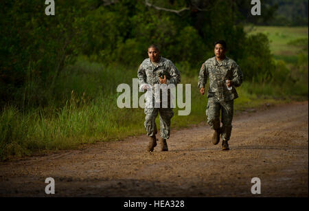 US Armee Sgt. Fernando Diaz und Armee Pfc. Joshua Yi, combat Medics Vertreter der US-Armee medizinische Abteilung Aktivität-Korea, führen Sie einen drei-Meilen-Lauf während der beste Medic Fitness Test Teil des pazifischen regionalen medizinischen Befehl beste Medic Wettbewerb 2012 29. August 2012, Schofield Barracks in Wahiawa, Hawaii.  Die PRMC Best Medic-Wettbewerb ist ein 72-Stunden körperliche und geistige Test der US-Armee Sanitäter Führung, Teamwork, Taktik, medizinisches Wissen und Krieger Aufgaben. Die Gewinner des Gewinnspiels PRMC fortfahren, für den ArmyÕs beste Medic in Fort Sam Houston in San Antonio zu konkurrieren, Stockfoto