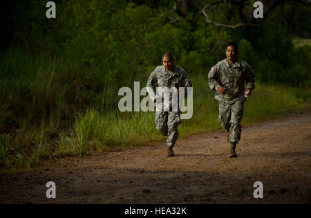 US Armee Sgt. Fernando Diaz und Armee Pfc. Joshua Yi, combat Medics Vertreter der US-Armee medizinische Abteilung Aktivität-Korea, führen Sie einen drei-Meilen-Lauf während der beste Medic Fitness Test Teil des pazifischen regionalen medizinischen Befehl beste Medic Wettbewerb 2012 29. August 2012, Schofield Barracks in Wahiawa, Hawaii.  Die PRMC Best Medic-Wettbewerb ist ein 72-Stunden körperliche und geistige Test der US-Armee Sanitäter Führung, Teamwork, Taktik, medizinisches Wissen und Krieger Aufgaben. Die Gewinner des Gewinnspiels PRMC fortfahren, für den ArmyÕs beste Medic in Fort Sam Houston in San Antonio zu konkurrieren, Stockfoto