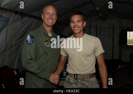 California Air National Guard Generalmajor Jon Kelk, sowohl der ANG Mobilisierung Assistent zur US Air Forces in Europe/Air Forces Africa Commander und der Kommandant, Stabschef der CANG schüttelt die Hand mit der US Air Force Airman 1st Class Anthony Cooper, ein Pflaster und Bau Ausrüstung Lehrling zur 194. Expeditionary Fighter Squadron versetzt, bei Campia Turzii, Rumänien , 23. Juli 2016. Kelke gratulierte Cooper, ursprünglich zugewiesenen 52. Bauingenieur-Geschwader auf der Spangdahlem Air Base, Deutschland, für herausragende Leistungen während der 194. EFS sechs Monate lang Theater Secur gezeigt hat Stockfoto