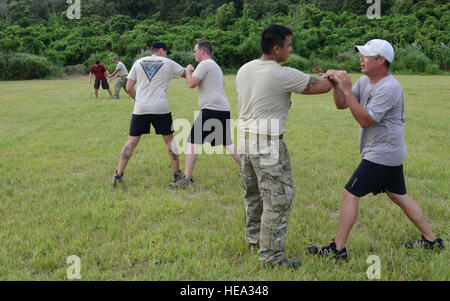 Mitglieder von 320th Special Tactics Squadron Gold Team, erhalten Krav Maga Training während des Trainings Gold Thunder 2.0 am Camp Hansen, Japan, 23. Juni 2015.  Gold Thunder 2.0 ist eine humanitäre Hilfe Disaster Relief Szenario Übung legen zusammen, um den Kampfeinsatz-Support-Mitarbeiter im Bereich Land- und Navigation, Aufbau eine besondere Taktik Operations Center und vorwärts operative Logistik-Drehkreuz zusammen mit anderen Fähigkeiten wie All - Terrain-Fahrzeug-Qualifikation, Ausbildung, Krav Maga Training und Exfiltration Fähigkeiten mit Drehflügel Flugzeug zu trainieren.  Techn. Sgt Kristine Dreyer) Stockfoto