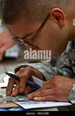 US Armee Sgt. Fernando Diaz, combat Medic zugewiesen 568th Medical Company (Boden Ambulanz), Camp Humphreys, Republik Korea, plottet Punkte auf einer Karte vor der Abreise ein fünfstündiges Land Navigationstest während Pazifik regionale medizinische Befehl Best Medic Wettbewerb 2012 29. August 2012, Schofield Barracks in Wahiawa, Hawaii. Die PRMC Best Medic-Wettbewerb ist ein 72-Stunden körperliche und geistige Test der US-Armee Sanitäter Führung, Teamwork, Taktik, medizinisches Wissen und Krieger Aufgaben. Die Gewinner des Gewinnspiels PRMC gehen Sie zum Wettbewerb um den ArmyÕs Best Medic in Fort Sam Houston in Sa Stockfoto