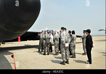 Capt James (Nachname aus Gründen der Betriebssicherheit zurückgehalten), 5. Reconnaissance Squadron u-2 Dragon Lady pilot, Moon-soo Kim, Gyeonggi-Do Gouverneur der Provinz, auf der Zelle während eines Besuchs in Osan Air Base, Republik Korea, 21. April 2014-briefs. James erklärte den Begriff "Dragon Lady", die die Erfahrung das Flugzeug zu landen, manchmal mit einer Dame tanzen und Ringen mit einem Drachen an anderen vergleicht. Airman 1st Class Ashley J. Thum) Stockfoto