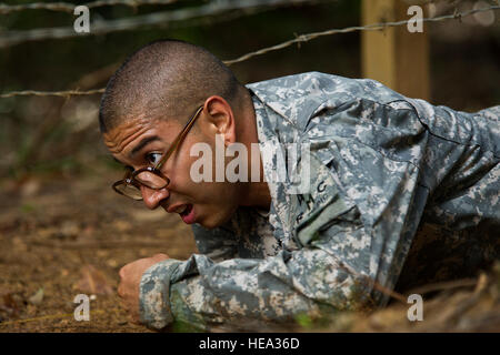 US Armee Sgt. Fernando Diaz, combat Medic zugewiesen 568th Medical Company (Boden Ambulanz), Camp Humphreys, Republik Korea, niedrig-kriecht unter Stacheldraht beim Abschluss des Vertrauens-Kurses während Pazifik regionale medizinische Befehl Best Medic Wettbewerb 2012 29. August 2012, Schofield Barracks in Wahiawa, Hawaii. Die PRMC Best Medic-Wettbewerb ist ein 72-Stunden körperliche und geistige Test der US-Armee Sanitäter Führung, Teamwork, Taktik, medizinisches Wissen und Krieger Aufgaben. Die Gewinner des Gewinnspiels PRMC weiterziehen, für den ArmyÕs beste Medic in Fort Sam Houston in San Ameise zu konkurrieren Stockfoto