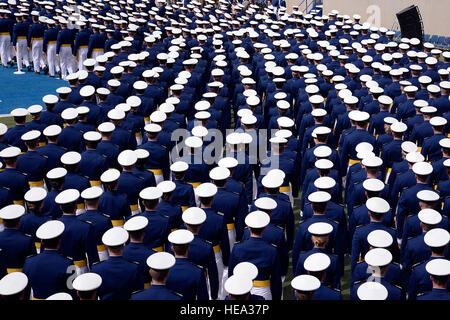 Die US Air Force Academy Klasse 2013 Märsche in der Akademie Falcon Stadium für die Graduierung in Colorado Springs, Colorado 29. Mai 2013.  1.024 Absolventen werden heute in Betrieb genommen werden.  (Mike Kaplan Stockfoto