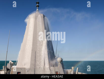 150720-N-TW634-013 indischen Ozean (20. Juli 2015) abwaschen Test der amphibious Transport Dock Schiff USS Green Bay (LPD 20) führt eine Gegenmaßnahme. Green Bay ist die Bonhomme Richard Expeditionary Strike Group zugeordnet und auf Patrouille in den USA wird 7. Flotte Einsatzgebiet.  Masse der Kommunikationsspezialist 3. Klasse Derek A. Harkins Stockfoto