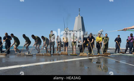 150720-N-TW634-112 indischen Ozean (20. Juli 2015) Matrosen und Marinesoldaten aus der 31. Marine Expeditionary Unit in ein frisches Wasser Wash-down auf dem Flugdeck der amphibischen Transportschiff der Dock USS Green Bay (LPD 20) zu beteiligen. Green Bay ist die Bonhomme Richard Expeditionary Strike Group zugeordnet und auf Patrouille in den USA wird 7. Flotte Einsatzgebiet.  Masse der Kommunikationsspezialist 3. Klasse Derek A. Harkins Stockfoto