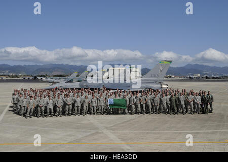 Mitglieder der 158. Fighter Wing, Vermont Air National Guard teilnehmen in Sentry Aloha, einer ungleichen Flugzeuge Übung 2-18. Februar 2012 auf Hickam Air Force Base, Hawaii. Stockfoto