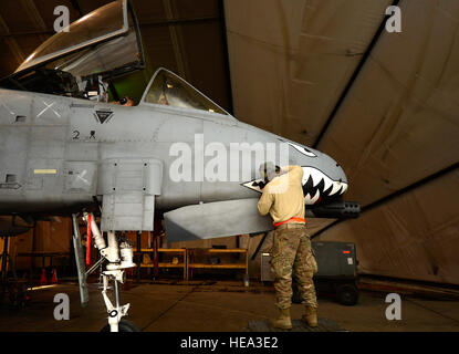 US Air Force Senior Airman Craig Irvine, 455. Expeditionary Wartung Geschwader a-10 Thunderbolt II Blech Techniker, schleift sich Metall auf eine a-10 Thunderbolt II in Bagram Air Field, Afghanistan, 30. Dezember 2013. Die a-10 Thunderbolt II hat eine große combat Radius und kurzen Start und Landung Fähigkeiten, sowie in der Lage zu schließen-Luft bieten Unterstützung für die Truppen auf dem Boden.  Irvine wird bereitgestellt von 23. Equipment Maintenance Squadron Moody Air Force Base, Georgia, und ist ein Eingeborener von Lake Charles, Louisiana  Senior Airman Kayla Newman Stockfoto