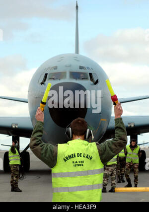 Französische Koalition "Les Pistards", oder Bodenpersonal, Marshall in einer C-135FR auftankenden Manas Air Base, Kirgisistan. Der Flug tanken Gruppe 93 "Bretagne" tankt Koalition-Flugzeuge, die Teilnahme an der Operation Enduring Freedom einschließlich f-18 Hornets, A-10/OA-10 Thunderbolt IIs und f-16 Fighting Falcons. Master Sergeant Daniel Nathaniel) Stockfoto