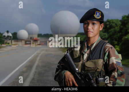 ANDERSEN AIR FORCE BASE, Guam (AFPN)--Senior Airman Maria Ronquillo patrouilliert in den Umfang des 22. Space Operations Squadron Ablösung 5 hier.  Sie ist die Guam Air National Guard 254. Sicherheit Kräfte Squadron zugeteilt.   Master Sergeant Val Gempis) Stockfoto