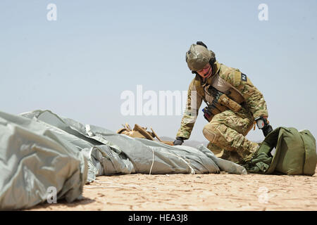 (090520-F-3682S-268) GRAND BARA, Dschibuti (20. Mai 2009) US-Air Force Senior Airman Michael Hagerman, ein Pararescueman aus der 82. Expeditionary Rescue Squadron (ERQS) packt seinen Fallschirm nach der Landung in der Wüste in eine gemeinsame Masse Unfall-Übung in der Nähe von Camp Lemonier. Schutzengel aus der 82. arbeitete neben Marines aus der 13. Marine Expeditionary Unit (MEU) simulierte isoliert Personal in eine karge Umgebung erholen.  Staff Sgt Joseph L. Swafford Jr. Stockfoto