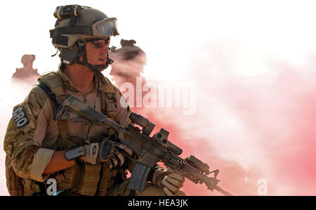 (090520-F-3682S-210) GRAND BARA, Dschibuti (20. Mai 2009) US-Air Force Captain William Chase ein Pararescueman aus der 82. Expeditionary Rescue Squadron (ERQS) sieht aus wie roten Rauch einer Rauchgranate seine Position während einer gemeinsamen mass Casualty verschlingt Übung in der Nähe von Camp Lemonier. Ein Schutzengel-Team aus der 82. arbeitete neben Marines aus der 13. Marine Expeditionary Unit (MEU) simulierte isoliert Personal in eine karge Umgebung erholen.  Staff Sgt Joseph L. Swafford Jr. Stockfoto