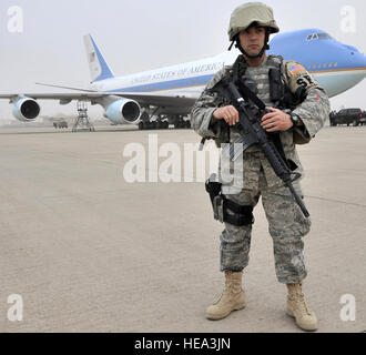 Staff Sgt Matthew Smith Wachen Air Force One Am 7. April auf der Flightline auf Sather Air Base, Irak.  Präsident Barack Obama sprach mit einem amerikanischen Publikum am Camp Victory, Irak, während einer unangekündigten Besuch. Mitglieder der 447th Expeditionary Sicherheit Kräfte Squadron geschützt das Flugzeug. Staff Sgt. Amanda Currier) Stockfoto