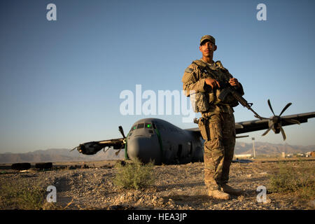 Flieger 1. Klasse Christian Mejia, 376th Expeditionary Forces Geschwader fliegen entfernt Security Sicherheitsteam Mitglied Transit Center am Manas, Kirgisistan, ist verantwortlich für die Bewachung einer Behinderte c-130 Hercules-Flugzeuge auf Forward Operating Base Schaft, Provinz Logar, Afghanistan, 6. Juni 2013. "Ich liebe dieses ersten Einsatz", sagte Mejia mit einem breiten Grinsen. "Auf die schnelle Mission habe ich Kandahar, Kabul, Tarin Kowt, Bagram, Camp Bastian und Manas zu sehen war." Mejia, hagelnd von Cypress, Kalifornien, wird von Cheyenne Mountain Air Force Station, Colorado (USAF Foto/Master Sgt. Ben Bloker) bereitgestellt. Stockfoto