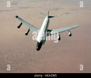 Ein RC-135 Stratoliner Flugzeug vom 9. strategische Aufklärung Flügel nähert sich einem KC-135 Stratotanker aus die 1700. Air Refueling Squadron vorläufige während der Operation Desert Shield. Stockfoto