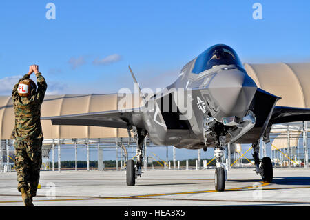 Gunnery Sergeant Matthew Smith, ein Betreuer mit Marine Fighter Attack Squadron 501, Marschälle in die erste Marine Variante F-35 b Lightning II den joint Strike Fighter, Eglin Air Force Base, Florida, Jan. 11 zu erreichen. Stockfoto