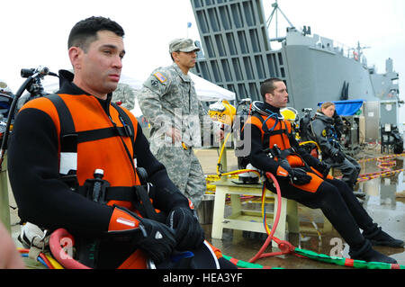 74. Engineer Detachment (Dive), 30. Engineer Battalion, 20. Ingenieur-Brigade Dive Team bereitet sich vor ein Trainingsszenario in Fort Eustis, Virginia, 12. März 2014 Tauchen. Nach Zuweisung zu einer Einheit werden Taucher noch in-the-Job geschult um ihre Fähigkeiten zu verbessern.  Senior Airman Austin Harvill (Foto abgeschnitten, Kontrast und Farbe korrigiert, Image verbessern) Stockfoto