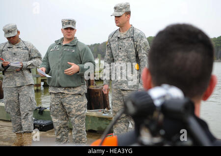 US Army 1st Sgt. Christopher Green, 74. Engineer Detachment (Dive), 30. Engineer Battalion, 20. Engineer Brigade First Sergeant, briefs ein Tauchteam vor ein Trainingsszenario in Fort Eustis, Virginia, 12. März 2014. Taucher gehen in zwei Phasen der Ausbildung vor einer Einheit zugewiesen wird.  Senior Airman Austin Harvill (Foto abgeschnitten, Kontrast und Farbe korrigiert, Image verbessern) Stockfoto