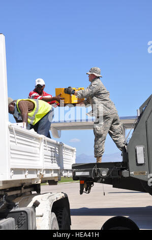 Eine Antenne Porter mit dem 621st Kontingenz Antwort Flügel aus Joint Base McGuire-Dix-Lakehurst, New Jersey, Transfers liefert Jan. 18, am internationalen Flughafen Toussaint l ' Ouverture in Port-au-Prince, Haiti. Der Flügel für Haiti bereitgestellt, damit sie gemeinsame Task Force-Port Öffnung Luft herstellen kann. Der Flügel öffnet einen Port so viel Bedarf Lieferungen, Ausrüstung und Mitglieder können Hilfsaktionen beginnen. Eine Erdbeben der Stärke 7,0 zerbröckelte viel von Haiti tötete Hunderte von Tausenden und Millionen aus ihrer Heimat Jan. 12 verdrängen. Stockfoto