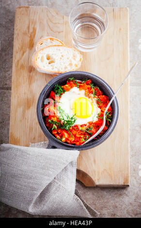 Nahen Ostens Traditionsgericht der Shakshuka in einer Pfanne. Stockfoto