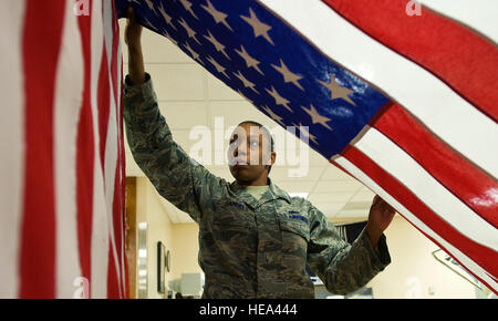 Staff Sgt Star Samuels hängt eine US-Flagge verwendet, um die Überreste der gefallenen Krieger während der würdige Übertragung Versandprozess bei Charles C. Carson Center für Leichenhalle Angelegenheiten, Dover Air Force Base, Delaware, 31.März begleiten. Charles C. Carson Center ist die größte Anlage für die Gelenk-Service Leichenhalle des Verteidigungsministeriums und der einzige in den kontinentalen Vereinigten Staaten. Sgt. Samuels wird aus der 43. Force Support Squadron, Pope Air Force Base, NC bereitgestellt.  / Staff SGT Bennie J. Davis III) Stockfoto