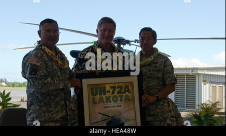 Der Hawaii Army National Guard gewidmet heute zwei neue UH-72A Lakota Helikopter auf der Wache Aviation Support Facility Nr. 2 in Hilo. Die Lakota-Hubschrauber haben die älteren Modell OH-58 Kiowa Hubschrauber ersetzt. Die Lakota ist modernste leichte Transporthubschrauber der Armee. Hawaii ist einer der ersten Staaten, die neuen Drehflügler, hergestellt von American Eurocopter erhalten. Der Hubschrauber werden gepflegt und von den Soldaten des Detachment 2, Unternehmen B, 3/140 Aviation Regiment geflogen. Die Mission der Ablösung wird darin bestehen Antenne Befehl und Steuerung, Überwachung und Stockfoto