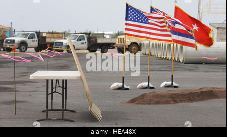 Hawaii Army National Guard (HIARNG) abgehaltenen ersten Spatenstich für eine neue Armee Aviation Support Facility (AASF) auf Donnerstag, 19. Februar 2015, 10:30 im Kalaeloa. Die AASF Mission ist voll Mission-fähige Flugzeuge und Besatzungen bereit, Luftfahrt-Einheiten, die der HIARNG zugewiesen. Diese neue AASF werden die dritte in Hawaii und das zweite auf der Insel Oahu. Die derzeitige Anlage auf der Insel Oahu, befindet sich am Wheeler Army Airfield, bietet keinen all den erforderlichen Speicherplatz benötigt, da die Elemente der drei HIARNG Einheiten wurden reorganisiert und im Jahr 1995 modernisiert. Zwei Arten von Hubschraubern werden verwenden Stockfoto