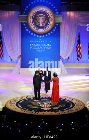 Gunnery SGT Timothy Easterling, Marine Barracks Washington, D.C., und Staff Sgt Bria Nelson, 579th Medical Operations Squadron, Joint Base Anacostia-Bolling, Washington, D.C., hinabsteigen, um mit Präsident Barack Obama und seine Frau Michelle Obama während des 2013 Oberbefehlshabers inaugural Ball im Walter E. Washington Convention Center in Washington D.C., 21. Januar 2013 zu tanzen. In der 57. Presidential Inauguration haben Obama und Biden Familien die Möglichkeit, markieren Sie den Geist des Service und Selbstlosigkeit gesehen jeden Tag US militärische Männer, Frauen und deren Familien genommen.  Ch Stockfoto