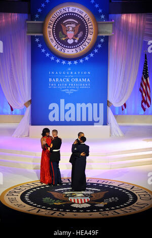 Präsident Barack Obama und seine Frau, First Lady Michelle Obama Tanz mit Staff Sgt Bria Nelson, 579th Medical Operations Squadron, Joint Base Anacostia-Bolling, Washington, D.C., und Gunnery SGT Timothy Easterling, Marine Barracks, Washington, D.C., während die 2013 Oberbefehlshabers inaugural Ball im Walter E. Washington Convention Center in Washington D.C., 21. Januar 2013.  In der 57. Presidential Inauguration haben Obama und Biden Familien die Möglichkeit, markieren Sie den Geist des Service und Selbstlosigkeit gesehen jeden Tag US militärische Männer, Frauen und deren Familien genommen. Stockfoto