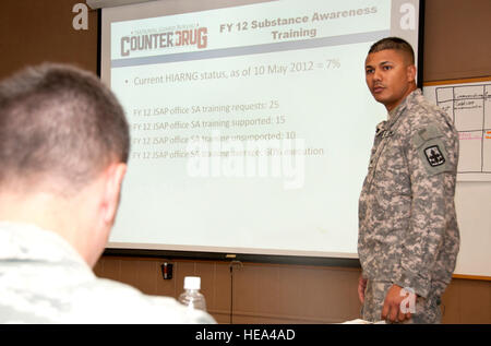 Während der Einheit Prävention Leader (UPL) und Drug Test Programm Verwaltungsdirektor des (DTPAM) Zertifizierung, Schulung, 29. / 30. Mai, Counterdrug Sitz der Hawaii National Guard (HING), Honolulu, Hawaii, staff of the Army. Sgt. Barry Asberry, HING Counterdrug Prävention, Behandlung und Outreach-Programm-Direktor, erklärt die Notwendigkeit Patentgerichtssystems und DTPAMs kurze Substanz Bewusstsein, Einheit/Staffelmitglieder der Hawaii National Guard. Stockfoto