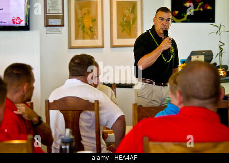 US Marine Corps Oberst Nathan Nastase, verleiht 3rd Marine Regiment Kommandierender Offizier, Marine Corps Base Hawaii, Kaneohe Bay Eröffnungsrede Verwundeten Krieger und Honolulu zivile Gemeindemitglieder 20. August 2012, vor der konstituierenden Hawaii Verwundeten Krieger-Golfturnier im Waikele Country Club in Waipahu, Hawaii. Booz Allen Hamilton in Verbindung mit Salute militärische Golf Association (SMGA) hinzugefügt, Honolulu, die eine Nation große Charity Golf-Anstrengung, die in seinem dritten Jahr ist. (US Air Force Tech Sgt. Michael R. Holzworth Stockfoto