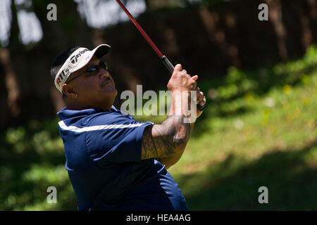 Sgt.1st Klasse Fetuosasae Sua, aus dem Krieger Übergang Bataillon Tripler Army medical Center, trifft eine Fahrt beim 15. Abschlag 20. August 2012, während das erste Hawaii Verwundeten Krieger Golfturnier im Waikele Country Club in Waipahu, Hawaii. Booz Allen Hamilton in Verbindung mit Salute militärische Golf Association (SMGA) hinzugefügt, Honolulu, die eine Nation große Charity Golf-Anstrengung, die in seinem dritten Jahr ist. Das Ziel der Veranstaltungen sollen eine rehabilitative Golf-Erfahrung während der Sensibilisierung für amerikanische Kampf verwundet Veteranen. (US Air Force Tech Sgt. Michael R. Holzworth Stockfoto