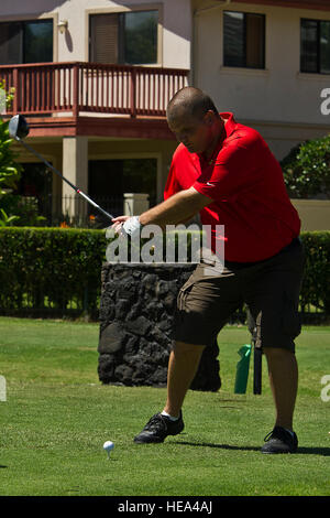 US Marine Corps Gunnery SGT Larry Maupin, Verwundeten Krieger Bataillon-West, Distanz Hawaii, trifft eine Fahrt beim Abschlag 20. August 2012, während der konstituierenden Hawaii Verwundeten Krieger-Golfturnier im Waikele Country Club in Waipahu, Hawaii. Booz Allen Hamilton in Verbindung mit Salute militärische Golf Association (SMGA) hinzugefügt, Honolulu, die eine Nation große Charity Golf-Anstrengung, die in seinem dritten Jahr ist. Das Ziel der Veranstaltungen sollen eine rehabilitative Golf-Erfahrung während der Sensibilisierung für amerikanische Kampf verwundet Veteranen. (US Air Force Tech Sgt. Michael R. Holzworth Stockfoto