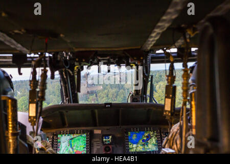 US-Armee UH-60 Black Hawk Helikopter Piloten zugewiesen 16. Combat Aviation Brigade, 7. Infanterie-Division, fliegen in Formation in der Nähe von Joint Base Lewis-McChord, Washington, 21. Juni 2016. Flugzeuge aus 16. CAB waren Tag und Nacht Luft unterstützen Angriff Ausbildung. Stockfoto