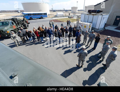 Von oben auf einen grünen Kraftstoff-LKW gezeigt, erhalten Zivilisten ehrenamtliche Kommandanten eine kurze Informationen zu den Funktionen der 436th Logistik Bereitschaft Squadron/Brennstoffe Flug, Dover Air Force Base, Del., 28. März 2013. Im Hintergrund sind die große Kraftstofftanks, die das große Transportflugzeug von Dover zu liefern. Dover hat eine neue Charge von ehrenamtlichen Kommandeure, die, zusammen mit ihre militärische Einheit Pendants, eine eingehende Besichtigung und Einführung in die Funktionen von Dover AFB Funktionseinheiten zu erhalten. Greg L. Davis) Stockfoto