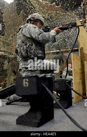 US Army Staff Sgt Scott Tinney, zeigt aus dem 202. Explosive Verordnung Entsorgungsunternehmen, Ga. Army National Guard, seine Verhaltensregeln Fähigkeiten während der Region 3 besten Krieger Wettbewerb im McCrady Training Center, 29. April 2013. Die 10 Staaten und Gebiete in Region 3 jeweils ein Soldat und ein Unteroffizier im Wettbewerb mit der viertägigen Veranstaltung, die ihre Soldatentum Fähigkeiten vom 29. April bis 2. Mai testen wird. Die ersten Platz Gewinner in den eingetragenen Soldaten Kategorien und NCO werden an die National Guard Bureau, nationaler Ebene Wettbewerb zu bestimmen, welche voranbringen. Stockfoto