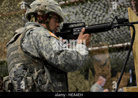 US Army Staff Sgt Scott Tinney, zeigt aus dem 202. Explosive Verordnung Entsorgungsunternehmen, Ga. Army National Guard, seine Verhaltensregeln Fähigkeiten während der Region 3 besten Krieger Wettbewerb im McCrady Training Center, 29. April 2013. Die 10 Staaten und Gebiete in Region 3 jeweils ein Soldat und ein Unteroffizier im Wettbewerb mit der viertägigen Veranstaltung, die ihre Soldatentum Fähigkeiten vom 29. April bis 2. Mai testen wird. Die ersten Platz Gewinner in den eingetragenen Soldaten Kategorien und NCO werden an die National Guard Bureau, nationaler Ebene Wettbewerb zu bestimmen, welche voranbringen. Stockfoto