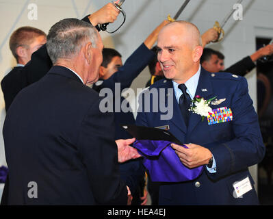 US Air Force Lieutenant Colonel Christopher Freeman, 414th Fighter Group Kommandant erhält ein Andenken von i.r. Oberst Joseph Marm, Medal Of Honor und Purple Heart Empfänger, während einer Zeremonie in Goldsboro, NC, 6. August 2013. "Ich wurde verletzt, während des Angriffs auf Khobar Towers in Saudi Arabien, 25. Juni 1996. Leider sind die Ereignisse jener Nacht weder mutig, als auch inspirierend "Freeman gesagt. "Ich studierte für einen fliegenden Check Fahrt geplant für den nächsten Tag, wenn die LKW-Bombe gezündet. Soweit ich mich erinnere, war es sehr langsam. Die Deckenbeleuchtung im Hauptraum ging dim, ähnlich wie ein braun, situ Stockfoto